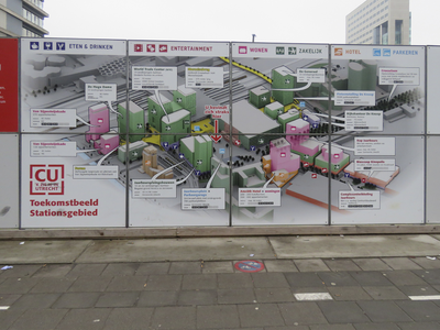 907509 Afbeelding van enkele panelen met het 'Toekomstbeeld Stationsgebied', op het Jaarbeursplein te Utrecht.